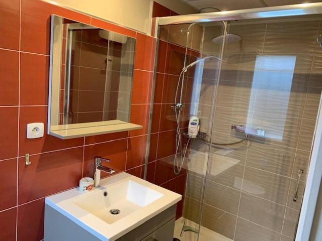 Chambre Independante Chez Particuliers Avec Salle De Bain Privative 昂斯 外观 照片